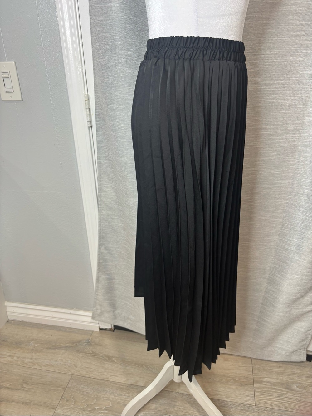 Classic Black Pleated Midi Skirt with Elastic Waist - Picture 4 of 6